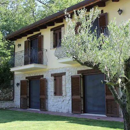 Casa Immersa Nel Verde Ferienhaus